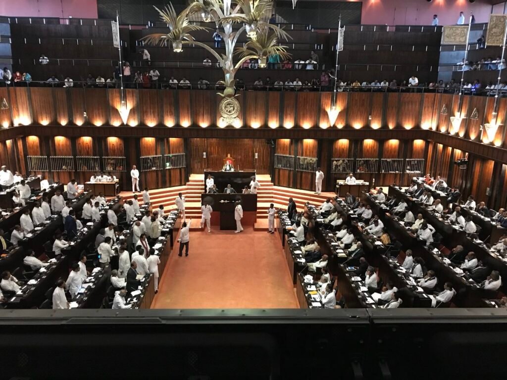 ජනපති තටු කැපෙද්දී මැති සබය උණුසුම් වෙයි
