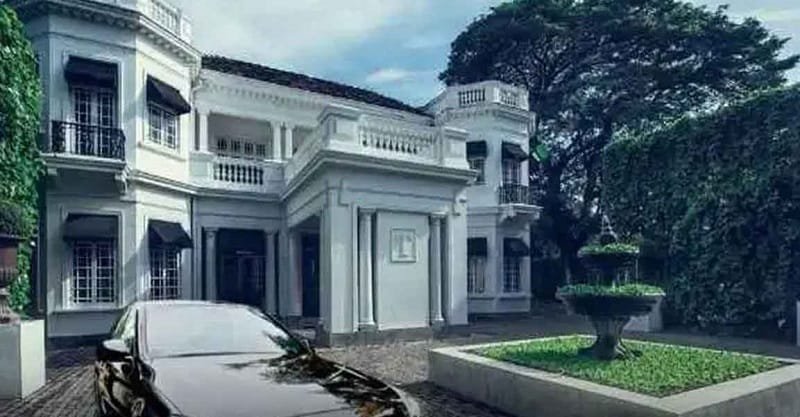 The Minister's Secretary has illegally settled in a luxury house at the port!