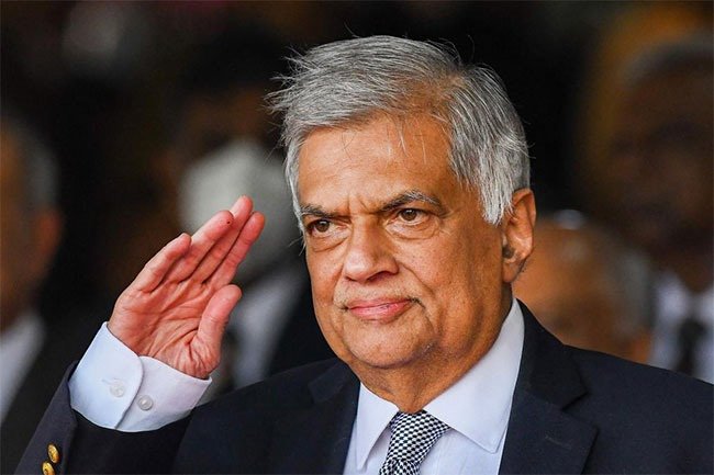 චාමර නිසා අල්ලස් කොමිසමට පැමිණි රනිල් පිටව යයි