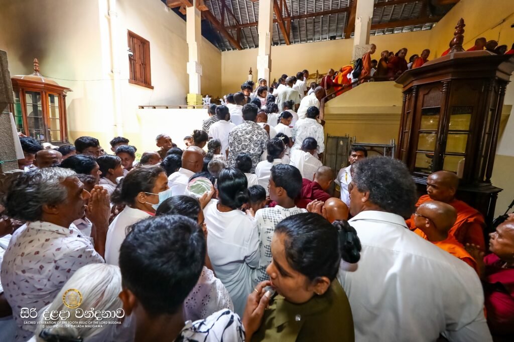 අද පස්වන දිනටත් “සිරි දළදා වන්දනාව” ඇරඹේ