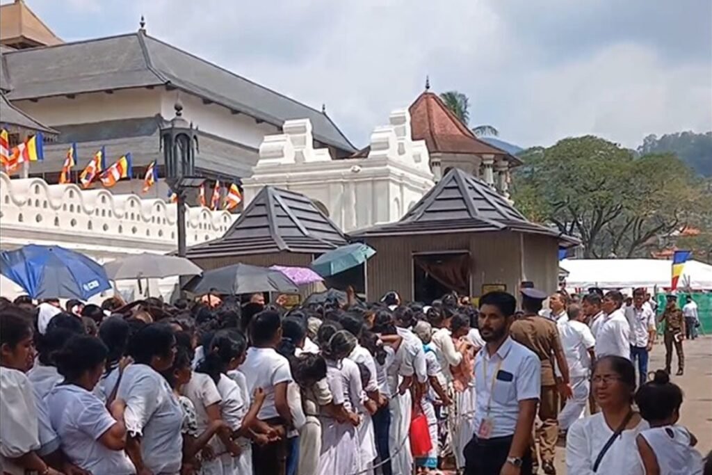 දළදා වන්දනාවේ එන බැතිමතුන්ගෙන් විශේෂ ඉල්ලීමක්