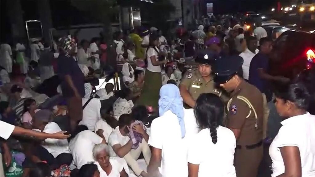 Dalada Maligawa: A large crowd - fighting