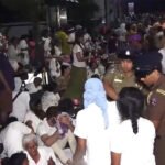 Dalada Maligawa: A large crowd - fighting