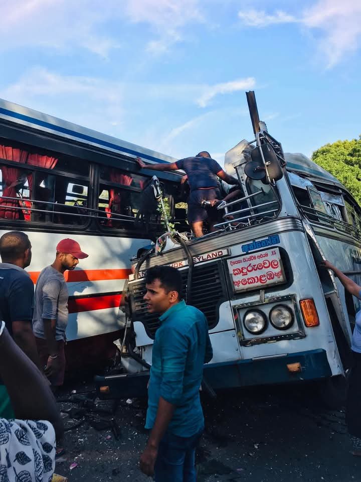 බිහිසුණු බස් අනතුරක් (Photos)