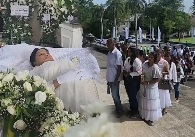 නිළි රැජින අවසන් වරට දැක ගන්න ජනතාව දිගු පෝළිම්වල