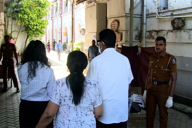කෙහෙළිය, බිරිඳ සහ දියණිය අධිකරණයට ගෙන එයි