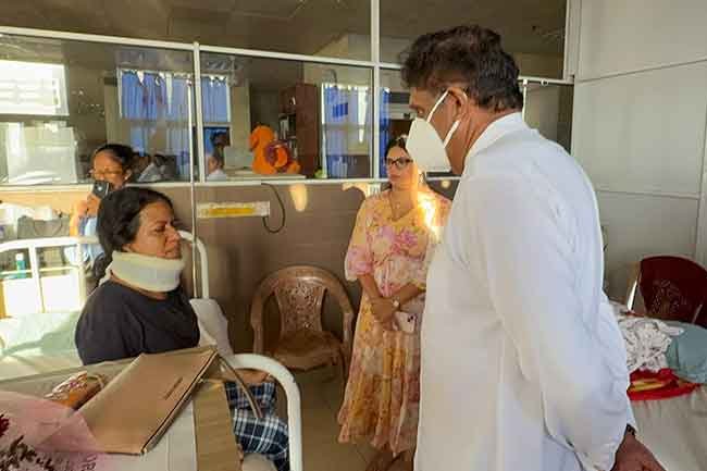 ගුටි කෑ නාගරික මන්ත්‍රිනිය තවමත් රෝහලේ ; සජිත් සුවදුක් බලන්න ගිහින්