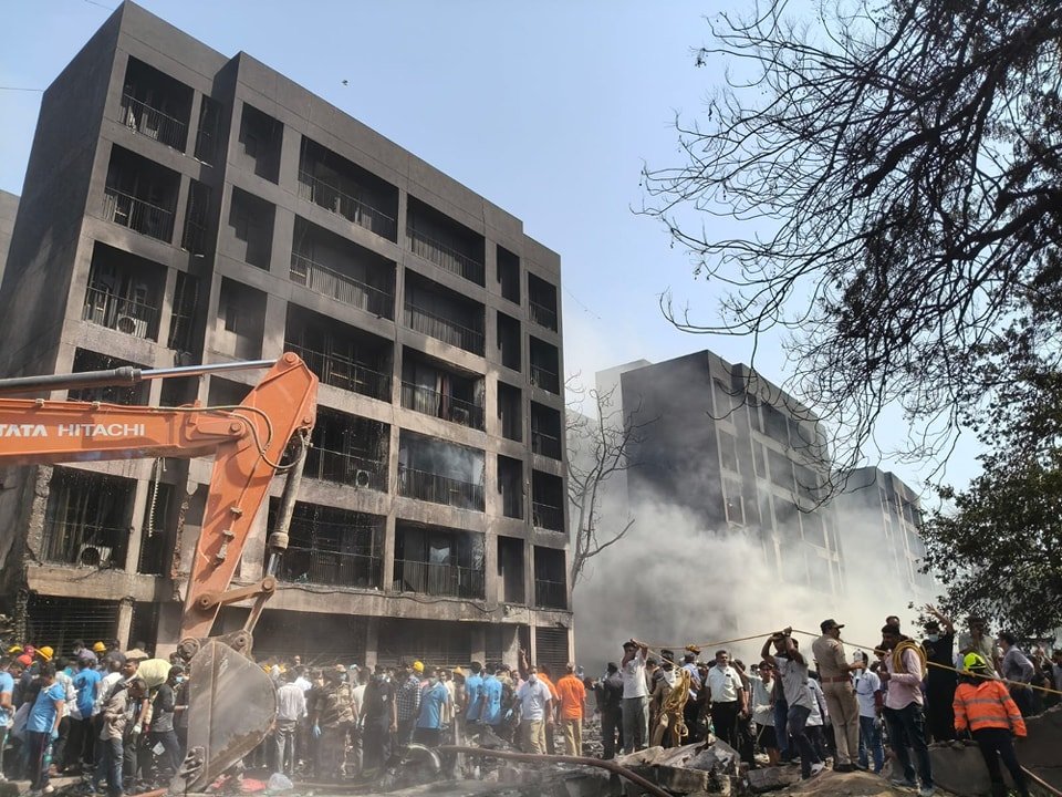 බිහිසුණු ඉන්දීය ගුවන් අනතුරින් 120කට අධික පිරිසක් මරුට ; වෛද්‍ය සිසුන් පිරිසකුත් ඒ අතර
