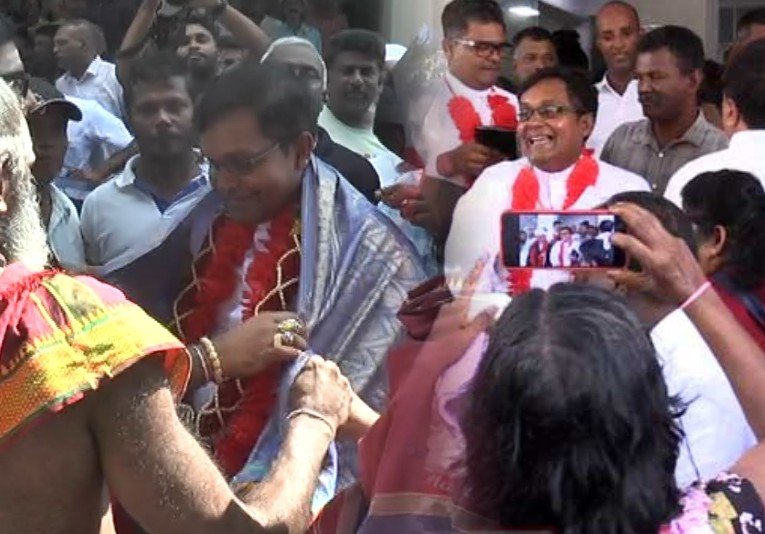 කොළොන්නාවේ බලය මාලිමාව අල්ලයි ; සජබ මන්ත්‍රීලත් සහාය දීලා