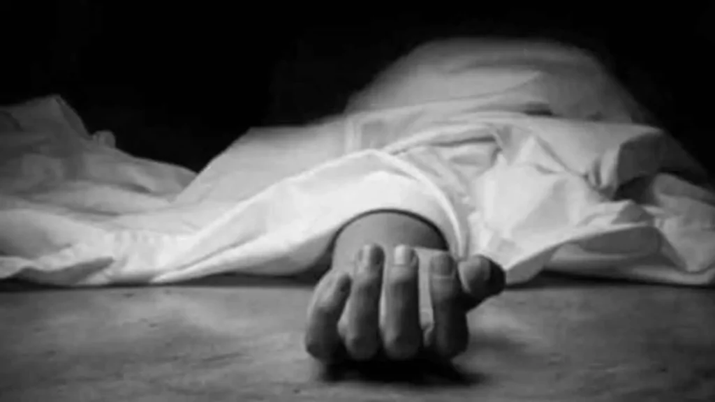උපකාරක පංතියක් අසල ළිඳක සිසුවියකගේ මළ සිරුරක්