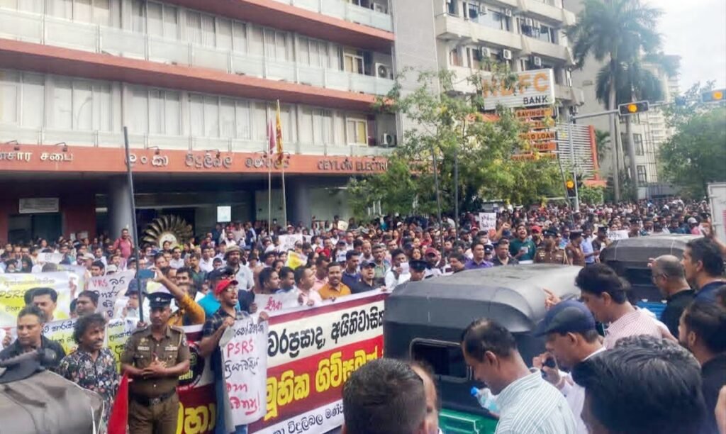 ලංවිම අසල උද්ඝෝෂණයක් : මාර්ග අවහිරයි