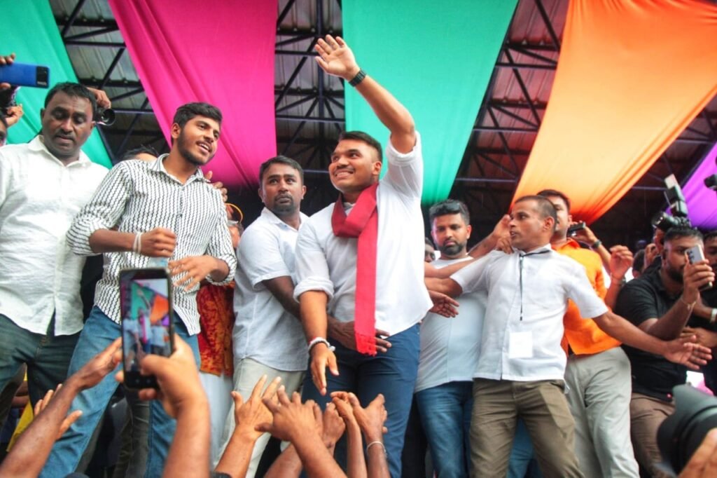 ආණ්ඩුව පෙරළන්න කතා කළාට කියන්නං කියපු නීති උපාධිය ගැන කියන්න නාමල්ට අමතක වුණාද?