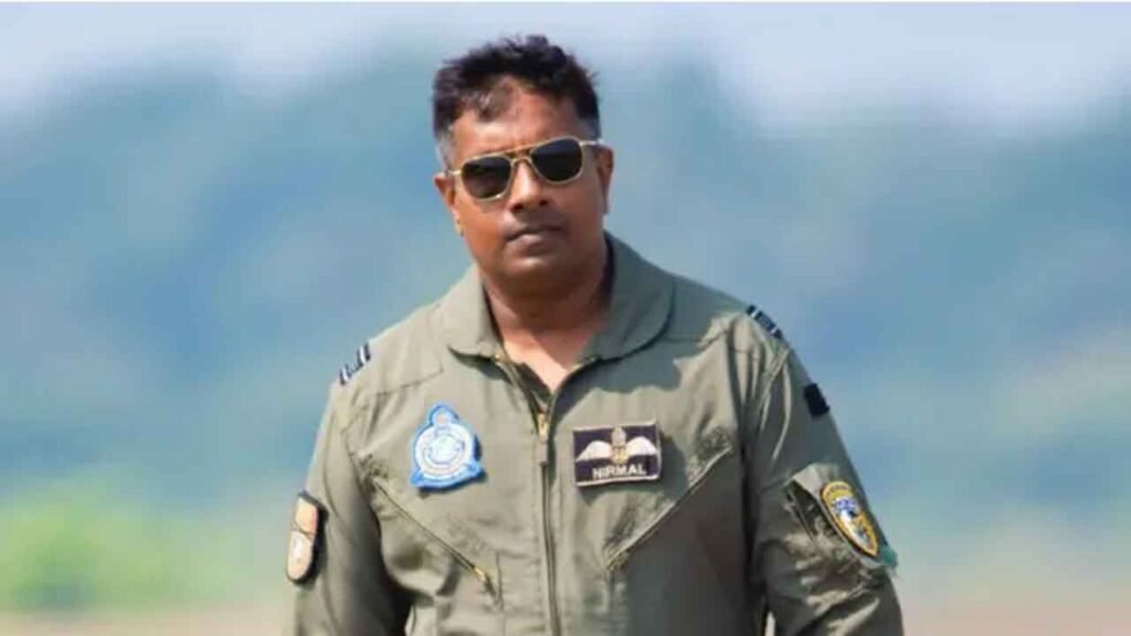 නියමු නිර්මාල් දිවි පිදුවේ පාලම උඩ සිටියවුන් බේරන්න?