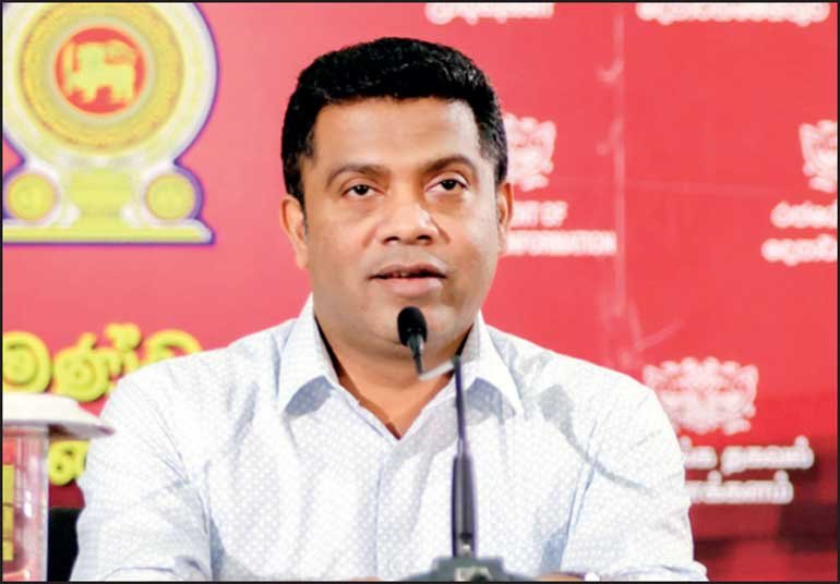 රු.25,000 දීමනාව 50% වඩා ගෙවා අවසන්. ඇමති නලින්ද ආපදා වන්දි දීම ගැන පහදයි!