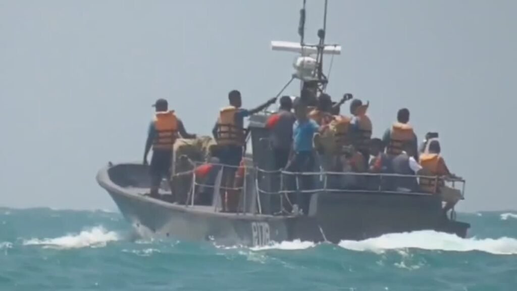 දකුණු දෙසින් වූ ගැඹුරු මුහුදේදී බහුදින යාත්‍රා දෙකක් සමඟ සැකකරුවන් 11ක් නාවික හමුදා භාරයට!