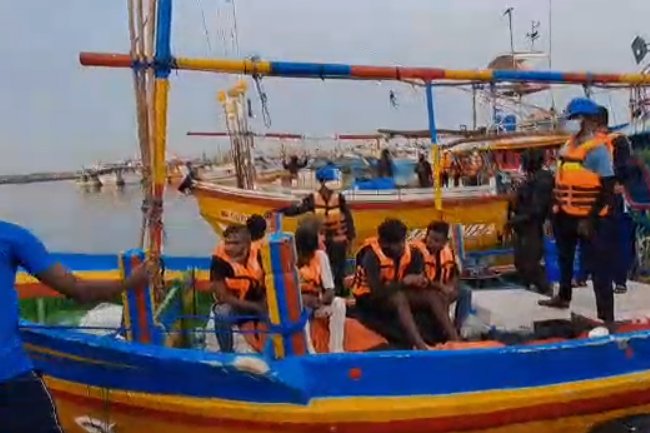 දකුණු මුහුදේ කොටු වූ මත් යාත්‍රා රැගෙන එයි!