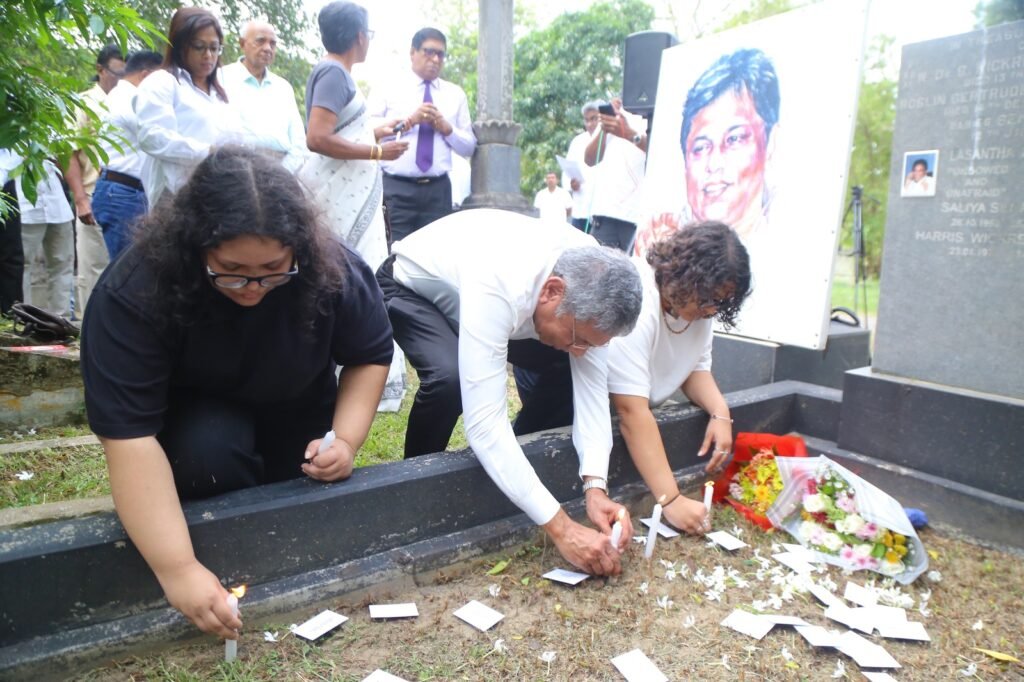 ලසන්ත ඝාතනයට වසර 17යි – ජනවාරිය තාමත් අඳුරේ!(PHOTOS)