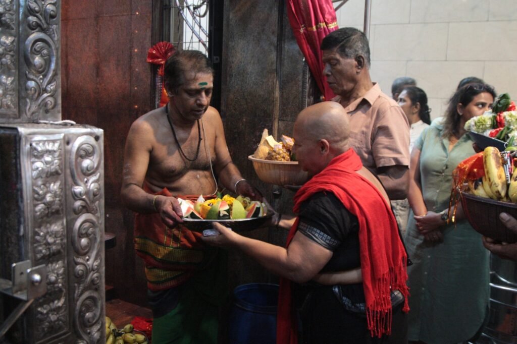 ප්රගීත් එක්නැළිගොඩ අතුරුදහන් කර වසර 16යි. යුක්තිය පතා සන්ධ්යා අදත් මෝදර කාලි කෝවිලට! (PHOTOS)