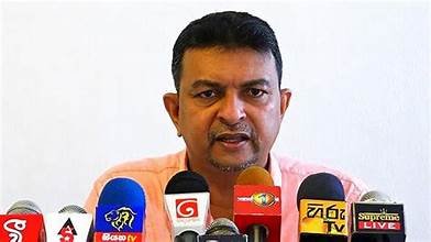 වැලේ වැල් නැතුව හිටපු විපක්ෂය දැන් අගමැතිවරියගේ එල්ලිලා. අපි ඇයව රකිනවා – මහින්ද ජයසිංහ