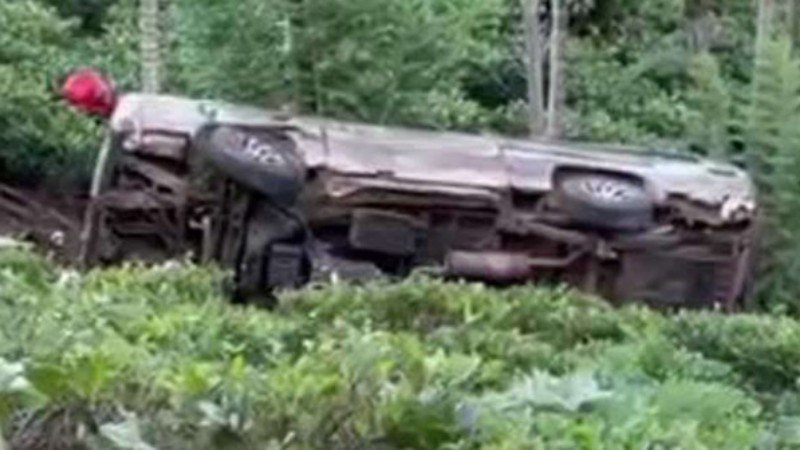 සිරිපාදේ වන්දනාවේ ගිය මෝටර් රථයක් අඩි 100ක ප්රපාතයකට පෙරළෙයි!