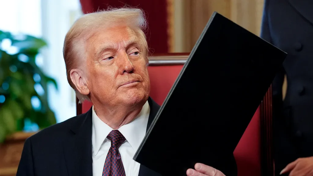 විනිසුරුවරුන් මෝඩයන් ලෙස දක්වමින් ට්රම්ප්ගෙන් නව ගෝලීය බද්දක්!