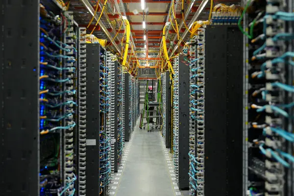 ගල්ෆ් යුද්ධය ඇමසන් සමාගමේ දත්ත මධ්යස්ථානත් අක්රීය කරයි. කලාපයේ ඩිජිටල් ස්ථාවරභාවය ගැනත් බරපතල ප්රශ්නයක්!