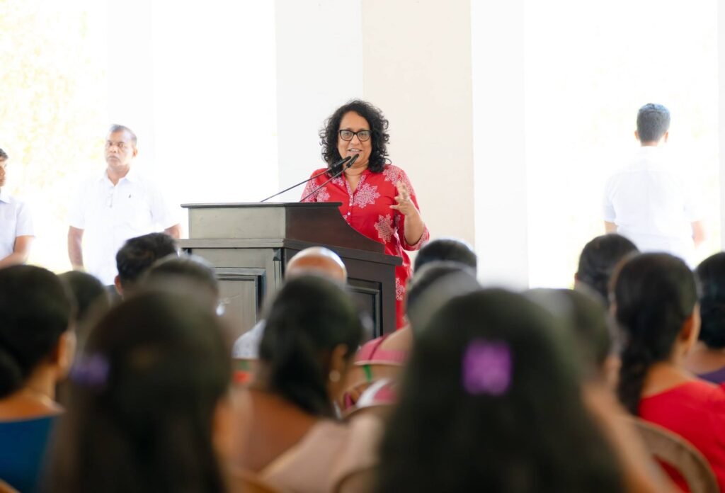 අගමැතිනියගේ ගුරු සංගම් හමුවට නොපැමිණි අයගෙන් හේතු අහල!