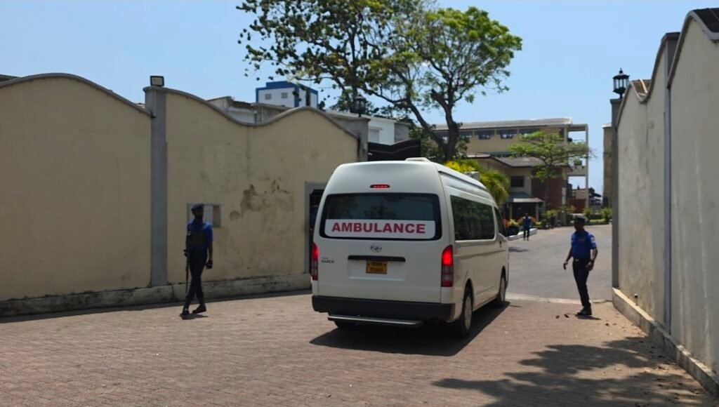 ඉරාන නෞකාවේ සිටි 180ක් බේරා ගැනේ : 30ක් රෝහලට!