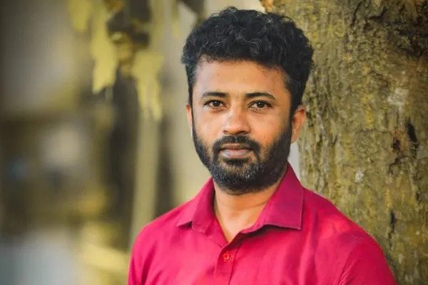 දීපචෙල්වන්ගේ කෘති වාරණය : අනුමණ්ඩලයත් දෙකට බෙදෙයි?