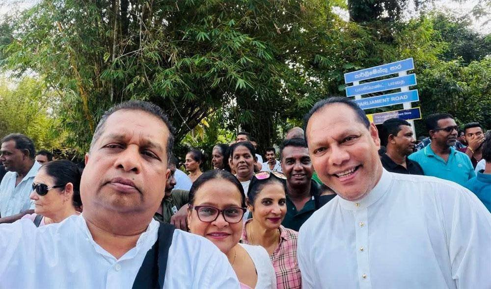 ආණ්ඩුවට එරෙහිව පාර්ලිමේන්තු පිවිසුම් මාර්ගයේ සමඟිය උද්ඝෝෂණයක!