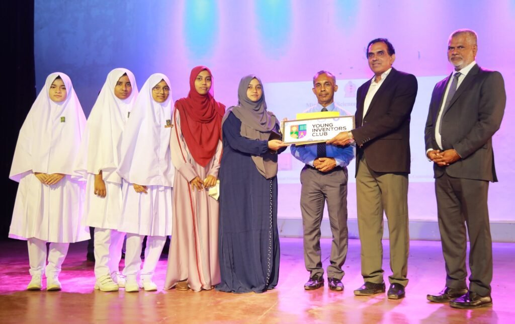 නැගෙනහිර පාසල් පද්ධතියට යොවුන් නව නිපැයුම් සමාජ සහ පාසල් විද්යා සංගම් 100 ක්!