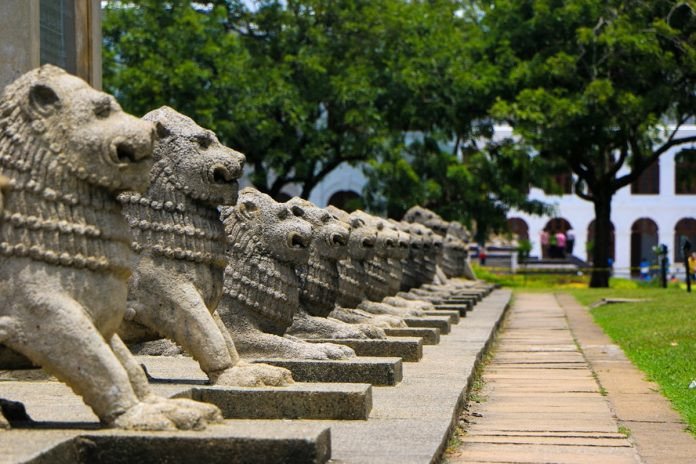 නිදහස් චතුරස්රයේ ඇවිදින මංතීරුව අබලන් වීම ගැන මන්ත්රී හර්ෂ X ගිණුමේ ලියයි!