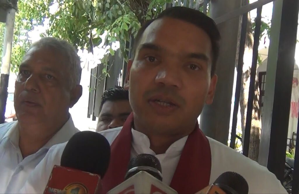 ආණ්ඩුවට දැන් පිස්සු තද වෙලා – උසාවි ආපු නාමල් කියපු කතාව!
