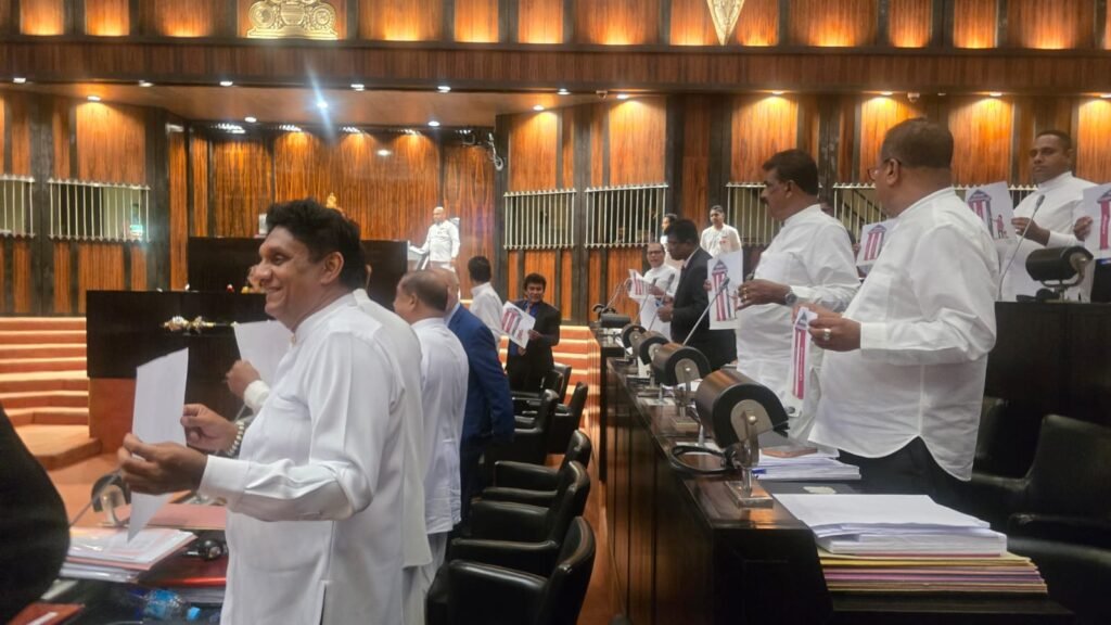 22 වැනි ව්යවස්ථා සංශෝධනයට පාර්ලිමේන්තුවට ඉදිරිපත් කරද්දී විපක්ෂයෙන් එල්ල වූ විරෝධය! (VIDEO)