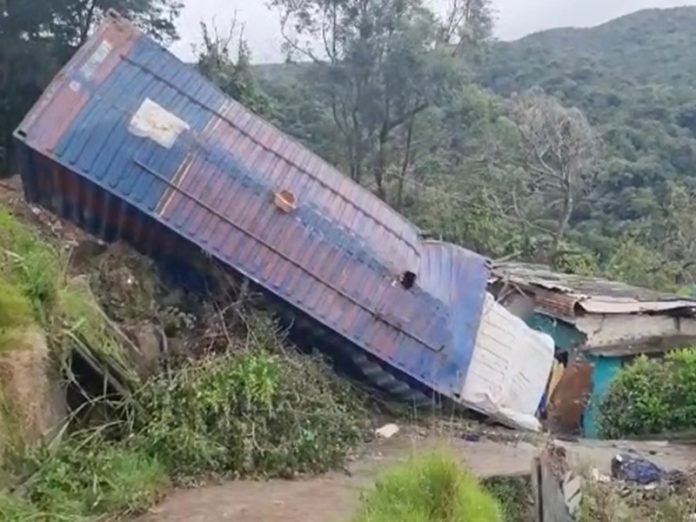 දෙමෝදර ගඟට ලොරියක් පෙරළෙයි – රියදුරුට බරපතල තුවාල