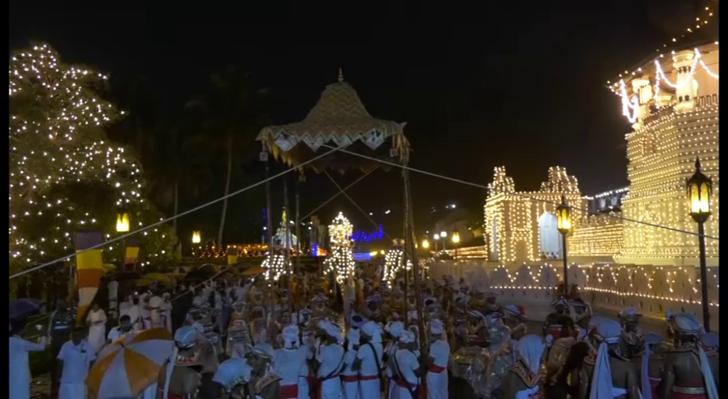 මහනුවර ඓතිහාසික ඇසළ පෙරහැර මංගල්‍යයේ අවසන් රන්දෝලි පෙරහැර අද!
