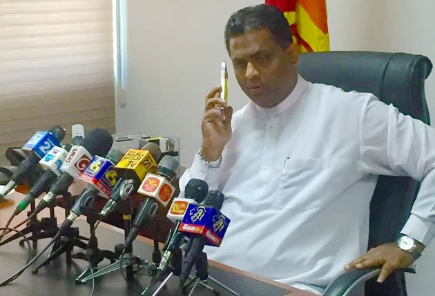 ශිරාන් බාසික්ගෙන් මුදල් ගැනීමක් ගැන හිටපු රාජ්‍ය ඇමතිවරයෙක්ට චෝදනා!