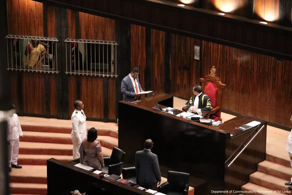 නව මන්ත්‍රීවරයෙක් දිවුරුම් දෙයි!