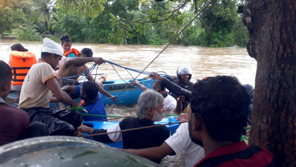 ආපදා සහන වෙනුවෙන් නාවික හමුදාව ස්ථානගත කරයි!