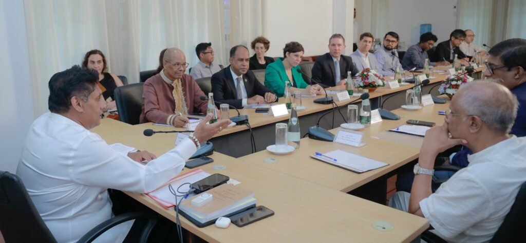 යෝජිත ආරක්ෂක නීතිවල ව්යවස්ථාමය ගැටලු ගැන විපක්ෂ නායකගෙන් රාජ්ය තාන්ත්රිකයින් දැනුවත් කිරීමක්!