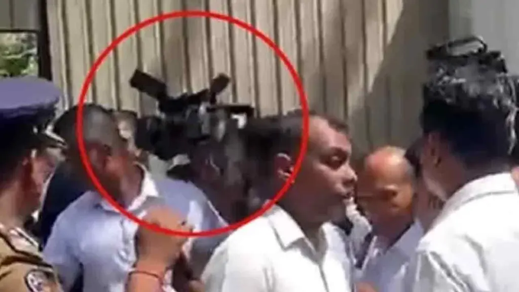 රනිල්ගේ ආරක්ෂක නිලධාරියට කැමරාවෙන් පහර දුන් වාර්තාකරු අත්අඩංගුවට!