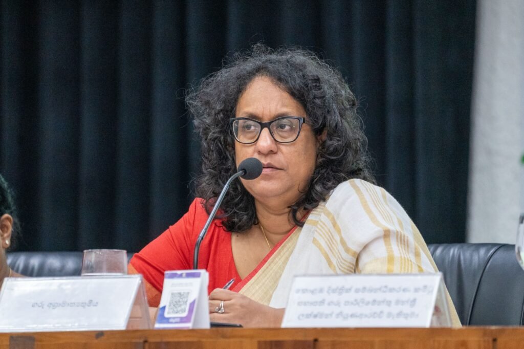 ඉදිරි සති දෙක ඇතුළත කොළඹ ඇළ මාර්ග සහ කාණු පද්ධති කඩිනමින් පිරිසිදු කිරීමට අගමැතිනියගෙන් උපදෙස්!